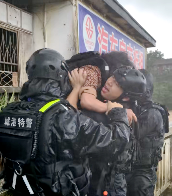 救援被困群众。
