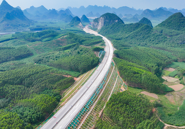 罗鹿高速第3标段项目主线路面水稳全线贯通。中国一冶供图
