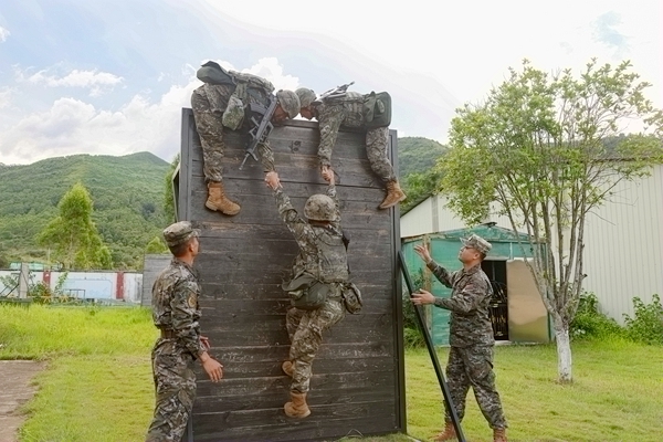 选手进行三人协助攀登比赛。欧伟彬摄