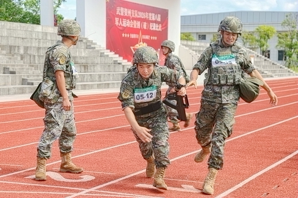 选手进行武装400米×4接力比赛。欧伟彬摄