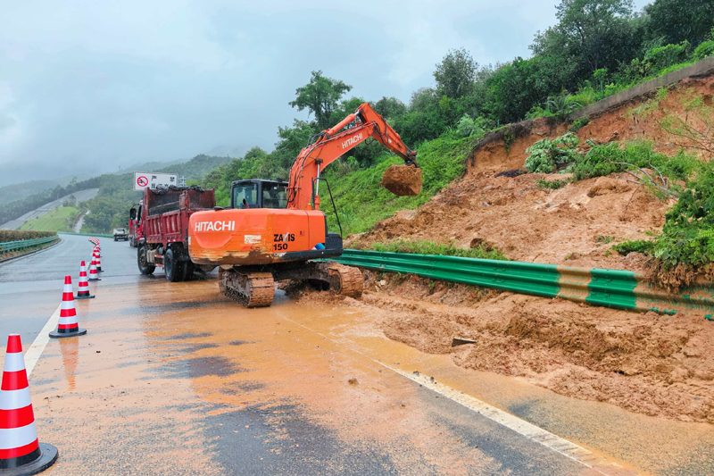 南湛路应急抢险现场。莫云海摄