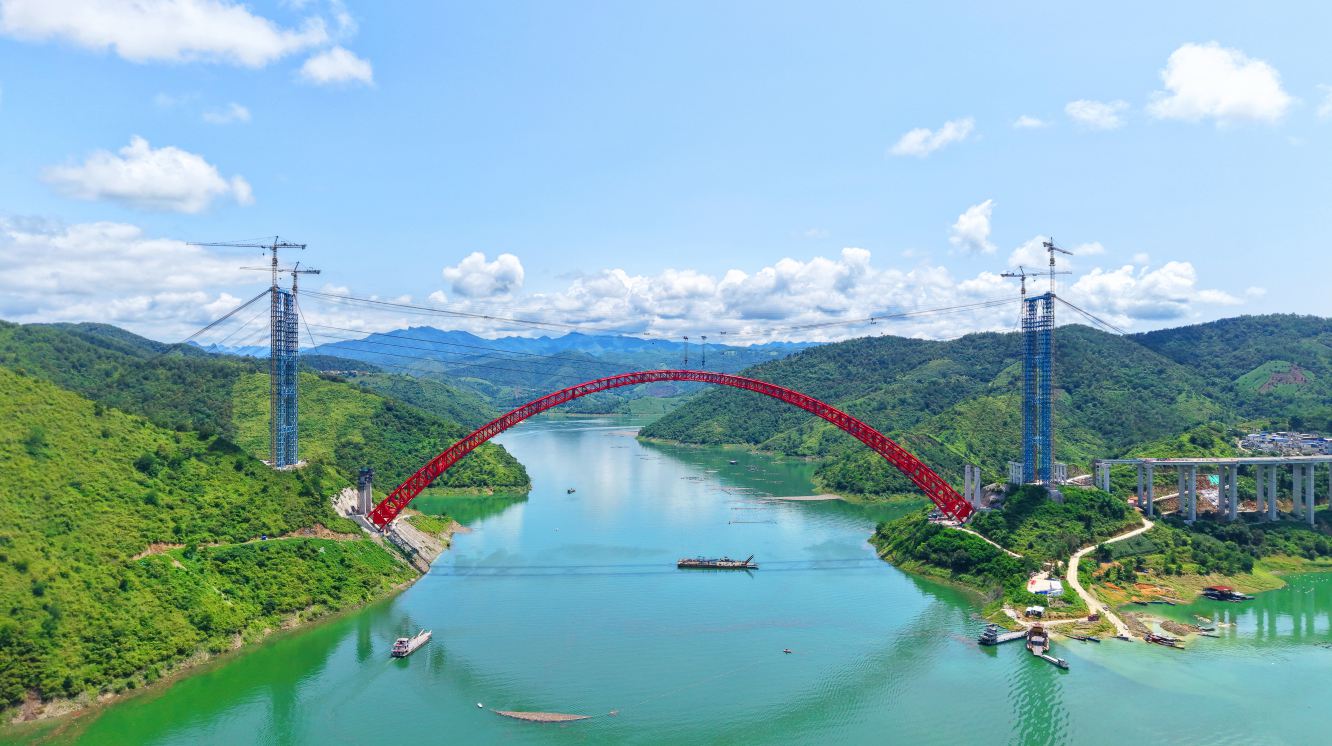 乐望红水河特大桥合龙。