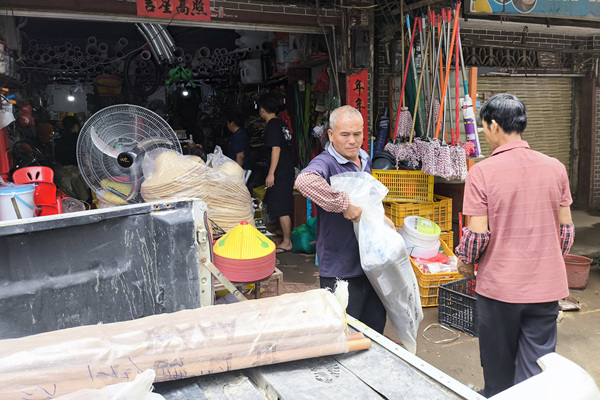嶺腳鎮工作人員協助臨街商鋪業主和沿江農戶轉移物資、及時撤離