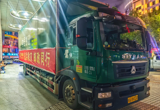 南寧郵政物資車輛向災區前線出發。廣西郵政供圖
