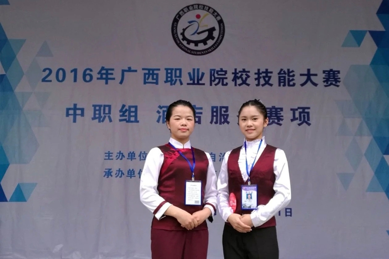 吳素雲（左一）參加2016年廣西職業院校技能大賽中職組酒店服務賽項。柳一職供圖