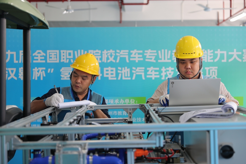 黃良昌（左）、黃文彥（右）參加實操考核。黃純廷攝