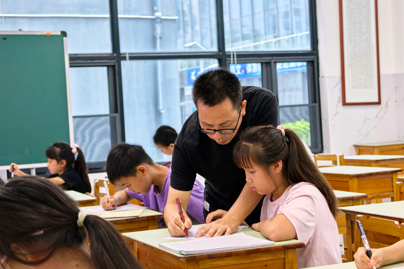 老师在指导学生上课。
