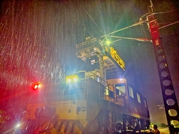 南寧供電段職工利用軌道作業車開展雨中設備巡視。蘇倍瑩攝