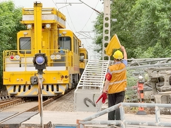 南寧供電段職工做好雨中出車前准備工作。趙薇攝