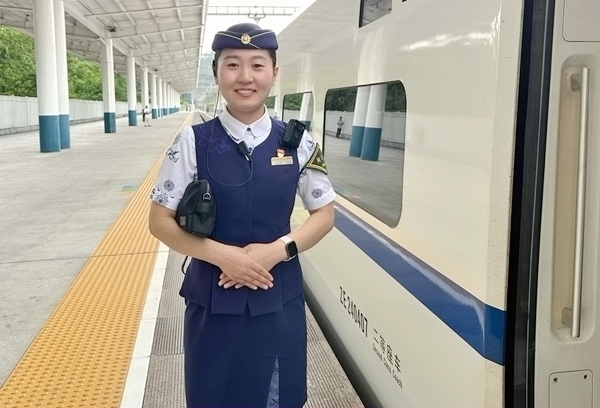 列車長歐林玲工作照,黃斌立攝