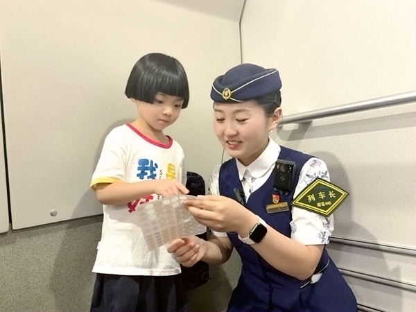 列車長歐林玲與乘車的孩子互動。黃斌立攝