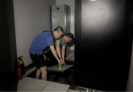 排查机房漏水及工作情况。交通银行广西区分行供图