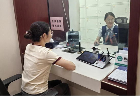 钦州分行营业部开通抗洪便民绿色通道。交通银行广西区分行供图