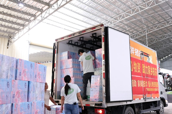 企業員工正在將物資裝車。