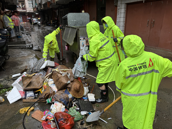 防城港鐵塔志願者清理街道現場圖。杜振萍攝