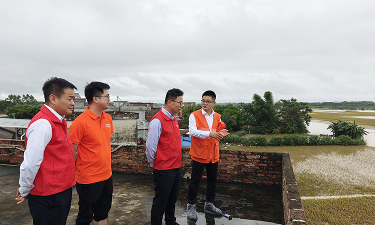 平安产险广西分公司党委书记、总经理杨晋峰（右二）带队前往宾阳等地了解灾情。平安产险广西分公司供图