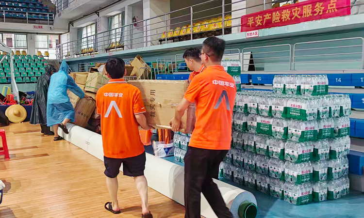 平安产险广西分公司将紧急筹措的雨衣、雨鞋、消毒液等爱心物资送往受灾地区的临时安置点。平安产险广西分公司供图