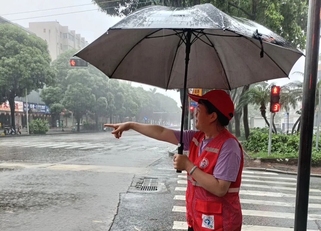 志愿者在交通路口巡查