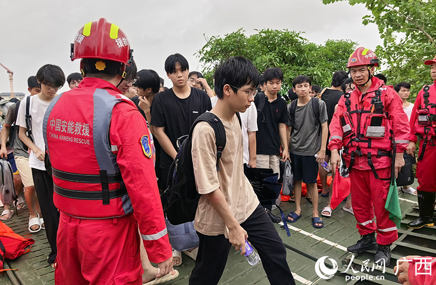 广西物流职业技术学院学生到达安全地带。人民网 庞惠文摄