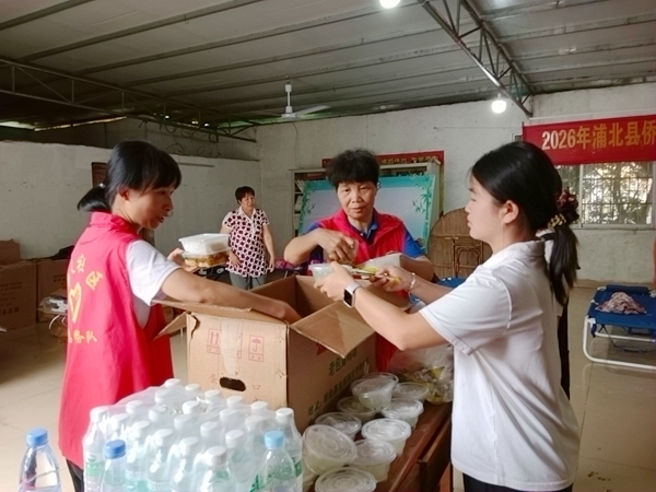 社区党员干部为集中安置群众准备午餐。