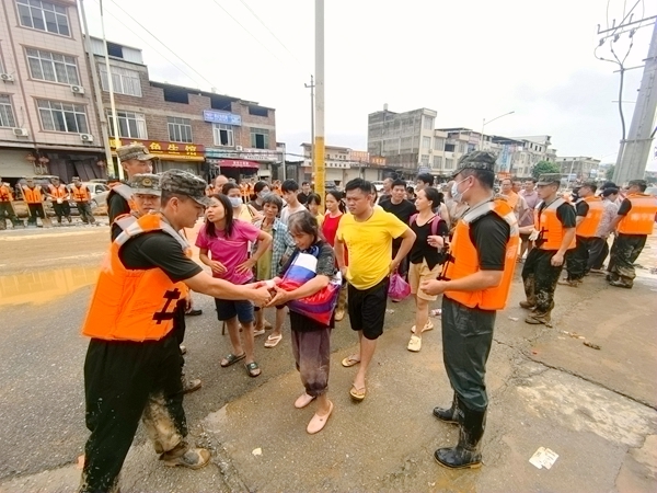 武警广西总队南宁支队官兵正在发放生活物资。