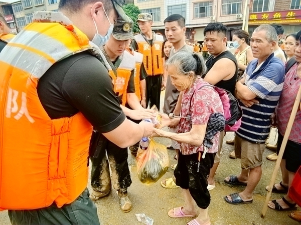 武警广西总队南宁支队官兵正在发放生活物资。