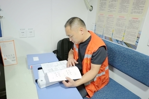 工作人员在复核施工资料。高敏睿摄