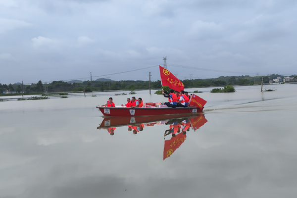 青年突击队运送物资。中交一公局四公司供图