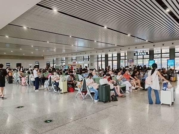 广西物流职业技术学院学生在车站候车室候车。陈海婵摄