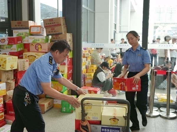 贵港站职工积极协助物资搬运。陈海婵摄