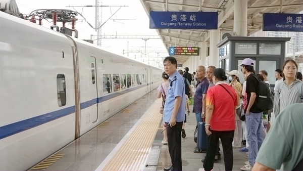 旅客在贵港站乘车。陈海婵摄