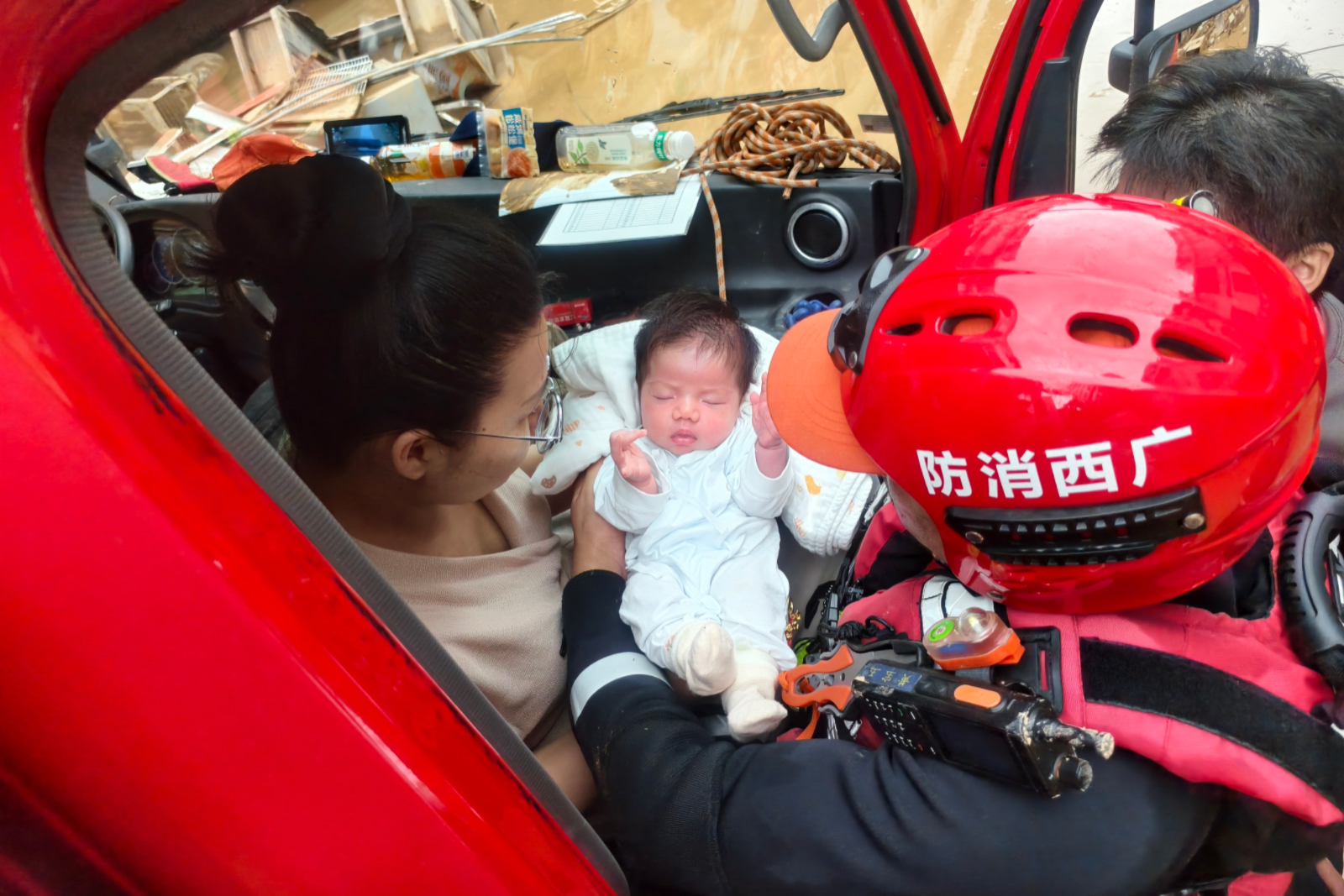 转移过程中,消防救援队员将孩子小心翼翼地放在其母亲手中。