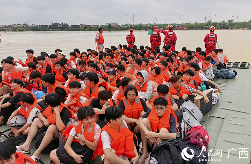 广西物流职业技术学院学生乘坐动力舟桥前往可靠地带。人民网 庞惠文摄