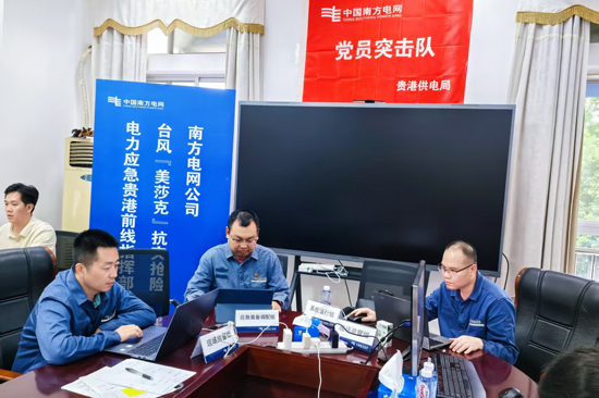 王宇怀在贵港抗灾抢修前线担任应急发电装备总调度（中间者）。学校供图