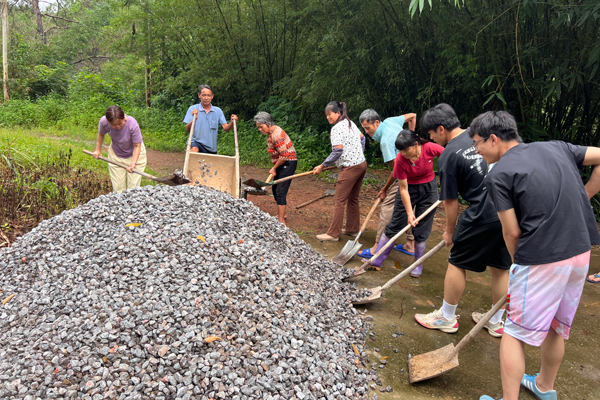福安村以工代赈项目道路硬化开工。