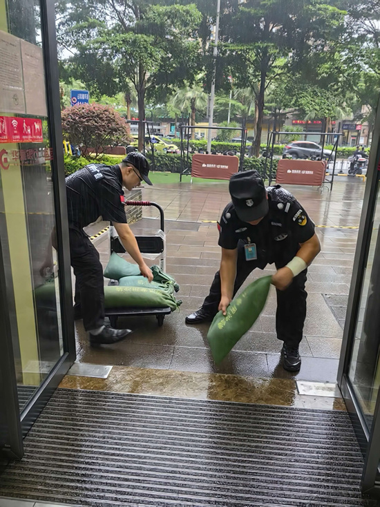 工作人员在网点布设沙袋等防汛物资