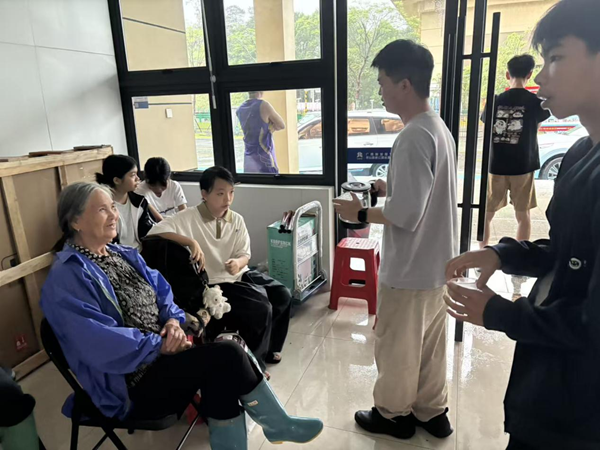 政企联动全力救助灵山县受灾群众