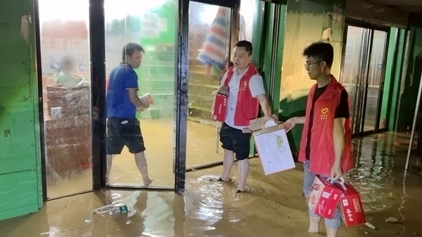 志愿者发放生活物资。