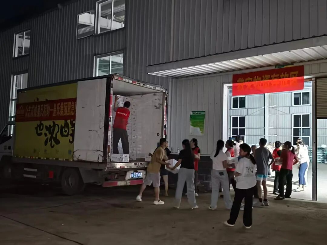驰援车队奔赴横州汛区，皇氏力量抵达受灾安置点