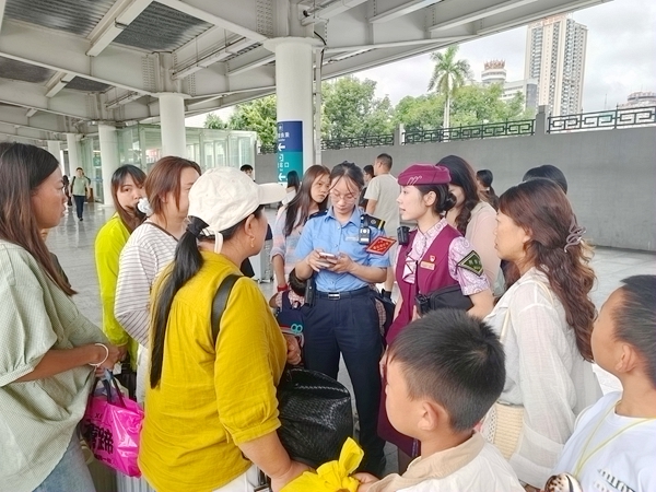 图为 列车长黄玥与南宁站工作人员做好中转换乘旅客交接 黄斌立 摄