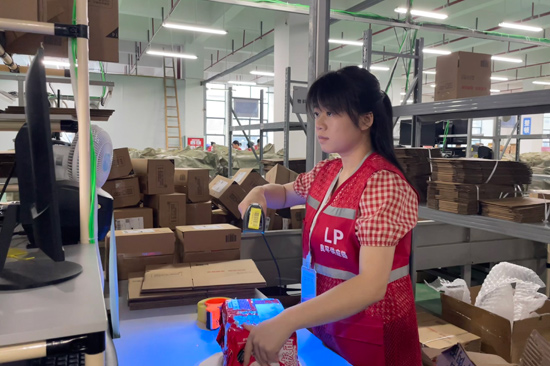 广西崇丰新能源科技有限公司，脱贫劳动力黄庆师正在作业