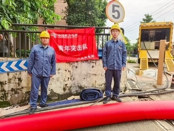 突擊隊員寸步不離守在配電房外，以不間斷值守為后續搶修復電創造條件。秦源佑攝
