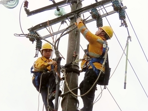 3.2026年7月6日，柳州供電段集結技術骨干成立黨員突擊隊，在湘桂線來賓至良江區間開展設備巡視，全力消除線路隱患。圖為該段職工正在重新制作電纜頭。羅欣婷攝