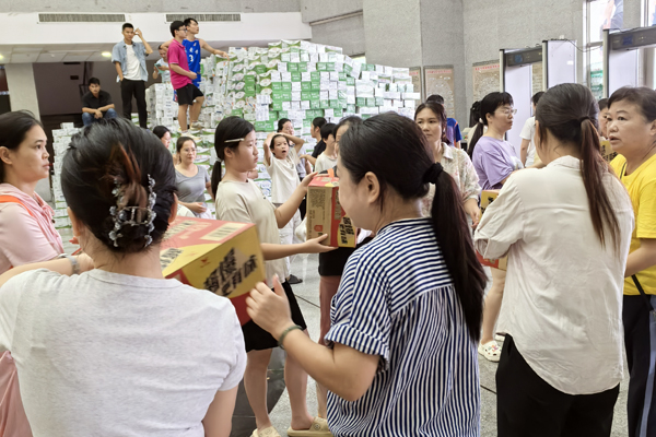中国人寿贵港分公司积极参与救灾物资搬运志愿服务。公司供图