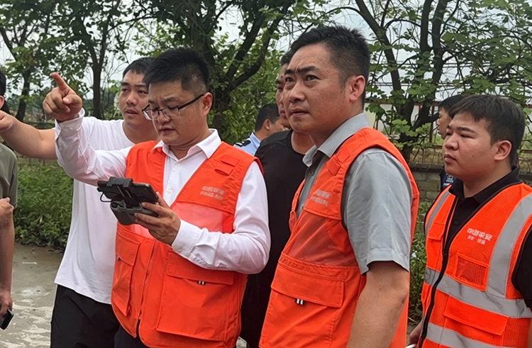 平安产险启动无人机进行高空航拍查勘。平安产险广西分公司供图