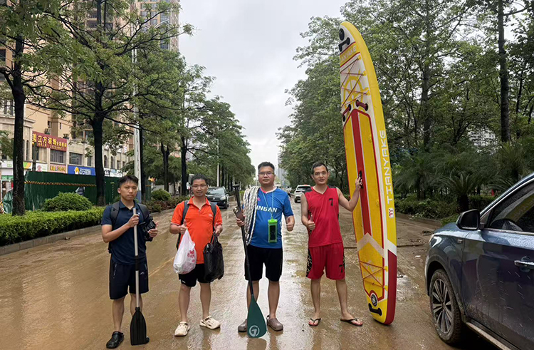 平安产险贵港中心支公司水中接应员工“归队”。平安产险广西分公司供图