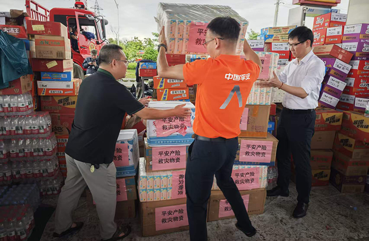 平安产险为横州安置点群众捐赠水、食品等物资。平安产险广西分公司供图
