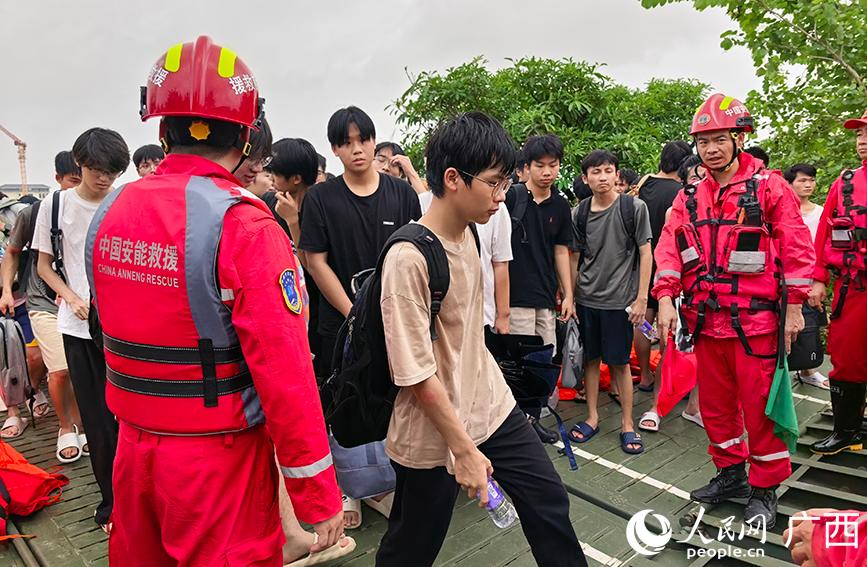 学生们被转移至安全地带。人民网 庞惠文摄