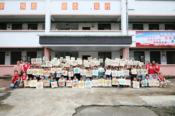 图为学生展示自己的书画作品