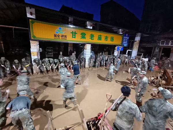 马山民兵驰援宾阳县甘棠镇清淤，恢复灾后重建。